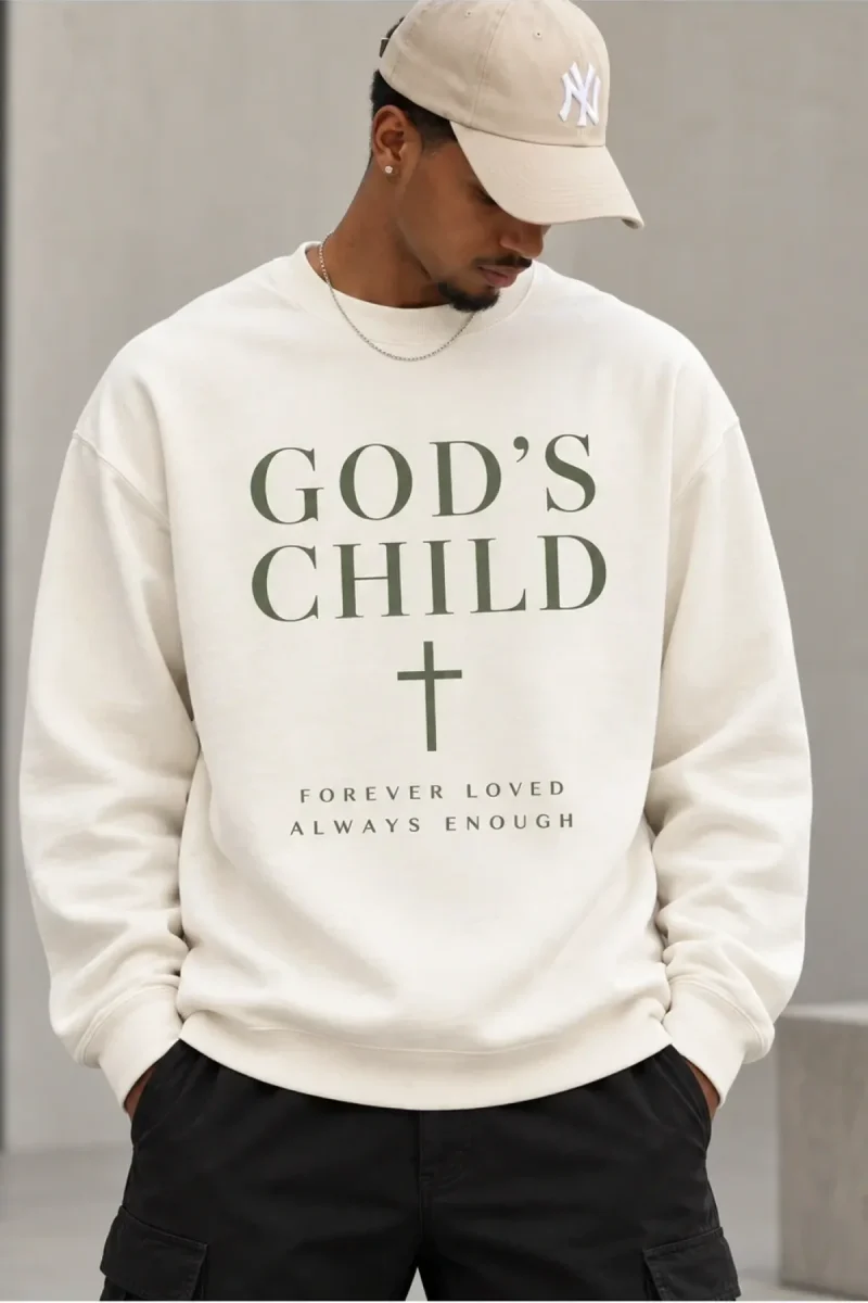 Crèmekleurige herensweater met donkergroene God’s Child-tekst en kruis op de voorkant